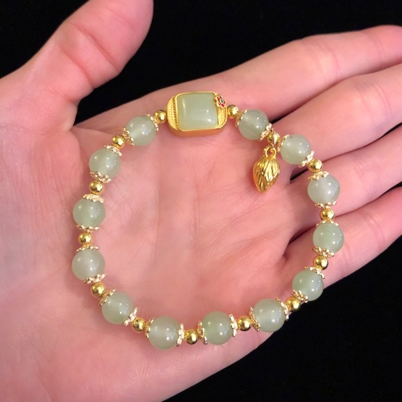 Elegant Gold and Green Beaded Bracelet - Picture 6 of 8